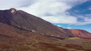 Antenne Aussicht von das teide National Park, Flug Über ein Wüste felsig Oberfläche, Aussicht von das Berge. Mars Oberfläche Konzept video