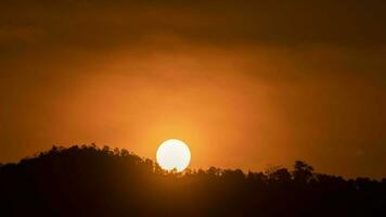 Tempo lapso do majestoso nascer do sol com lindo nuvem e céu natureza panorama cena. video