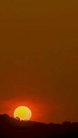 Zeitraffer eines dramatischen Sonnenaufgangs mit orangefarbenem Himmel an einem sonnigen Tag. video