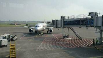 tangerang, Indonesië in mei 2023. meerdere vliegtuigen, namelijk lucht Azië, leeuw lucht en meerdere andere vliegtuig Aan de schort en landingsbaan van terminal 2 van soekarno hatta luchthaven. video