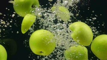 mela, Mela frutta, lento movimento, lento movimento di verde Mela nel acqua video