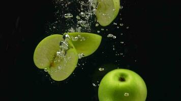 manzana, manzana fruta, lento movimiento, lento movimiento de verde manzana en agua video