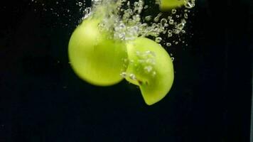 maçã, maçã fruta, lento movimento, lento movimento do verde maçã dentro água video