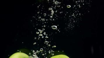 pomme, fermer de Pomme fruit, lent mouvement, lent mouvement de vert Pomme dans l'eau. vert Pomme chute dans le l'eau video