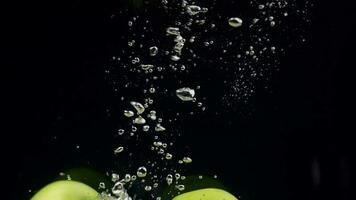 Apfel, Nahansicht von Apfel Frucht, schleppend Bewegung, schleppend Bewegung von Grün Apfel im Wasser. Grün Apfel fallen in das Wasser video