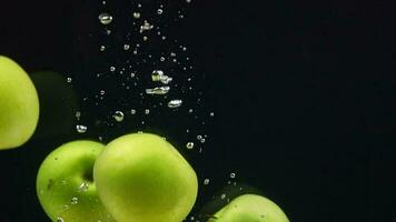 Apfel, Nahansicht von Apfel Frucht, schleppend Bewegung, schleppend Bewegung von Grün Apfel im Wasser. Grün Apfel fallen in das Wasser video