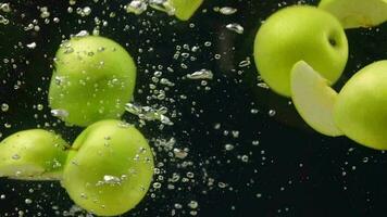 lento movimiento, manzana fruta, rebanado manzanas en agua, lento movimiento de verde manzana en agua video