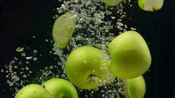 langzaam beweging, appel fruit, gesneden appels in water, langzaam beweging van groen appel in water video