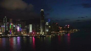 antenn se Drönare 4k antal fot av modern skyskrapor i hong kong. byggnader i hong kong stad. victoria hamn. natt tid. video