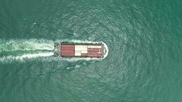 Antenne Aussicht Drohne 4k Aufnahmen von Ozean Container Schiff im Hong kong video