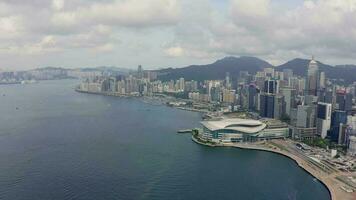 aereo Visualizza fuco 4k metraggio di moderno grattacieli nel hong kong. edifici nel hong kong città. Vittoria porto video