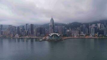 antenne visie dar 4k beeldmateriaal van modern wolkenkrabbers in hong kong. gebouwen in hong Kong stad. Victoria haven video