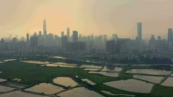 Antenne Aussicht Drohne 4k Aufnahmen von Horizont von Shenzhen Stadt, China beim Dämmerung. angesehen von Hong kong Rand video