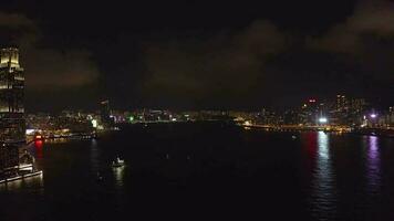 Antenne Aussicht Drohne 4k Aufnahmen von modern Wolkenkratzer im Hong Kong. Gebäude im Hong kong Stadt. Victoria Hafen. Nacht Zeit video