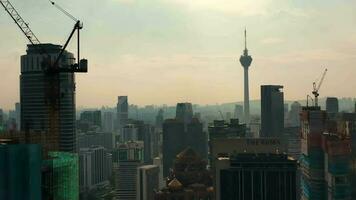 fuco aereo Visualizza 4k metraggio di Kuala Lumpur città orizzonte su tramonto nel Malaysia. video