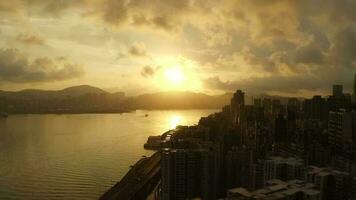 aéreo ver zumbido 4k imágenes de moderno rascacielos en hong kong ciudad. edificios en hong kong ciudad en amanecer video