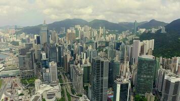 Antenne Aussicht Drohne 4k Aufnahmen von modern Wolkenkratzer im Hong Kong. Gebäude im Hong kong Stadt. Victoria Hafen video