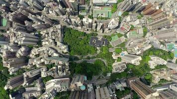 antenne top visie dar 4k beeldmateriaal van modern wolkenkrabbers in hong Kong stad. gebouwen in hong Kong stad video