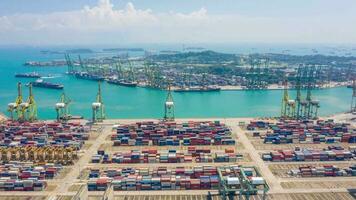 antenne visie hyperlapse 4k video van drukste Aziatisch lading haven met honderden van schepen bezig met laden exporteren en importeren goederen en duizenden van containers in haven Singapore.