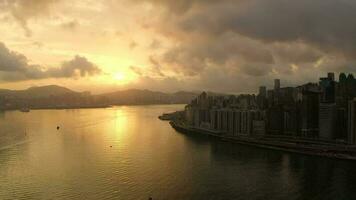 aéreo ver zumbido 4k imágenes de moderno rascacielos en hong kong ciudad. edificios en hong kong ciudad en amanecer video