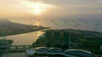 zumbido aéreo ver 4k imágenes de el centro de deportes acuáticos bahía playa en Singapur ciudad horizonte. amanecer video