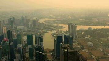 Drohne Antenne Aussicht 4k Aufnahmen von Singapur Stadt Horizont. Sonnenaufgang video