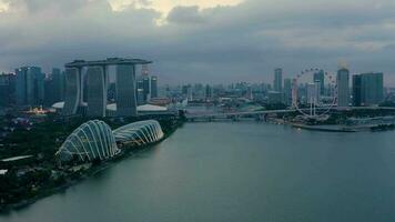 zumbido aéreo ver 4k imágenes de Singapur ciudad horizonte. puesta de sol. video