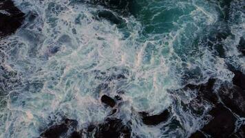 rude com espumoso ondas em a Mediterrâneo mar perto arteixo, la corunha, galiza, Espanha. aéreo Careca video