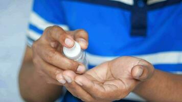 primer plano de la mano de un joven usando spray desinfectante para manos video