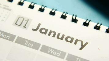 mese di gennaio sul calendario sulla scrivania dell'ufficio video