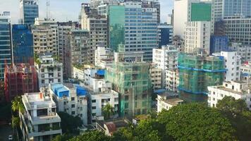 Erhöhte Ansicht von Wohn- und Finanzgebäuden der Stadt Dhaka am sonnigen Tag video