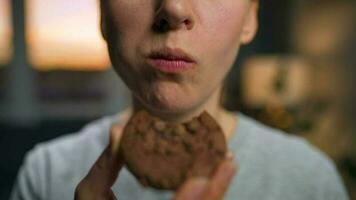 femme mange une Chocolat puce biscuits video