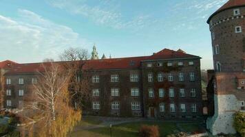 antenn flygande mot wawel kunglig slott, Krakow, polen video