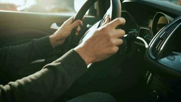 homem dirigindo dentro Inovativa automatizado carro usando Auto Estacionamento piloto automático para estacionamento em estacionamento muitos video