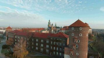 antenn flygande mot wawel kunglig slott, Krakow, polen video