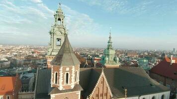 aéreo volador hacia wawel real castillo, cracovia, Polonia video