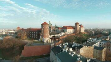 aéreo volador hacia wawel real castillo, cracovia, Polonia video