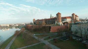 antenn flygande mot wawel kunglig slott, Krakow, polen video