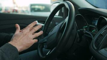 hombre conducción en innovador automatizado coche utilizando auto-estacionamiento piloto automático para estacionamiento en estacionamiento lote video