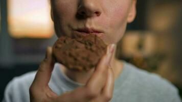 kvinna äter en choklad chip småkakor video