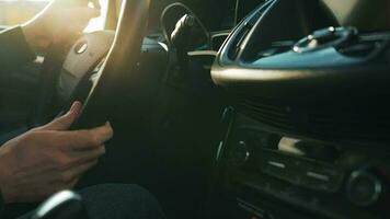 hombre conducción en innovador automatizado coche utilizando auto-estacionamiento piloto automático para estacionamiento en estacionamiento lote video