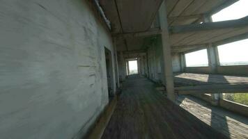 fpv zumbido moscas rápido mediante un abandonado edificio. post apocalíptico ubicación sin personas video