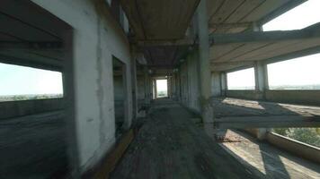 fpv dar vliegt snel door een verlaten gebouw. post-apocalyptisch plaats zonder mensen video