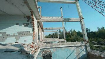 fpv Drohne fliegt schnell und manövrierbar unter das Ruinen von industriell Gebäude video
