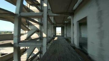 fpv dar vliegt snel door een verlaten gebouw. post-apocalyptisch plaats zonder mensen video