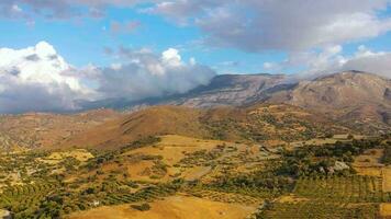 aérien vue de Crète île, Grèce. Montagne paysage, olive bosquets, nuageux ciel dans le coucher du soleil lumière video