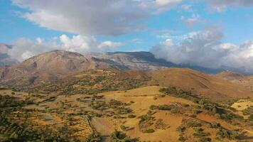 antenne visie van Kreta eiland, Griekenland. berg landschap, olijf- bosjes, bewolkt lucht in zonsondergang licht video