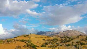 aéreo ver de Creta isla, Grecia. montaña paisaje, aceituna arboledas, nublado cielo en puesta de sol ligero video