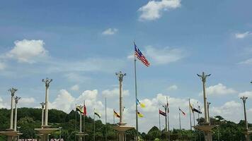 mehrere Fahnenmasten mit das malaysisch Flagge befestigt zu ihnen. das Flagge flattert im das Wind. gelegen im dataran Putra Jaya im Vorderseite von das Rosa Putra Jaya Moschee video