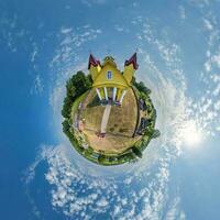 pequeño planeta transformación de esférico panorama 360 grados con vista a Iglesia en centrar de globo en azul cielo. esférico resumen aéreo ver con curvatura de espacio. foto